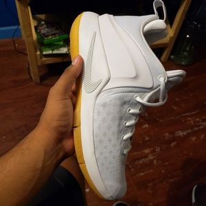 White nike men's shoes